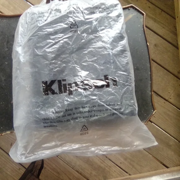 One set of Klipsch rb-10 bookshelf speakers like new in box